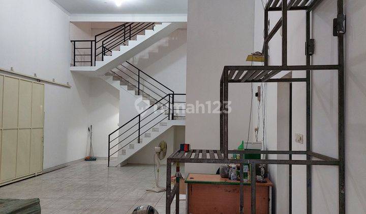 Rumah di Duta Mas Jelambar Jakarta Barat, 9x20=1.5 lantai, lt 1 = sekatan ruangan kantor, sisanya plong Ceiling tinggi , toilet =2, lantai atas =plong, cocok untuk home industri, konpeksi, Gudang dll 1