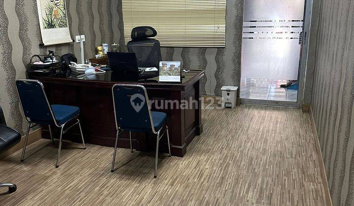 Ruko Duta Harapan Indah /DHI , Teluk gong Jakarta Utara ,disewakan 1(satu) lantai saja=lantai dasar ,sdh renov siap pakai , untuk kantor , fullfurnished , ruangan direktur  , sekatan2 ruangan kerja karyawan 1