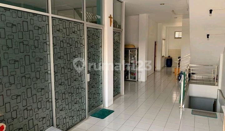 Dijual Cepat Ruko Duri Kosambi Jakarta Barat Ruko Spesifikasi :- Luas Tanah (7X25)- Luas Bangunan (7X16)- 2 1/2 Lantai (Dak Atas Sudah Dikeramik)- Shm- PLN 4400- Instalasi Ac 5 Unit- 3 Kamar Tidur _ 2 Kamar Mandi_ Wc _. Pantry- Row Jalan 3 Mobil