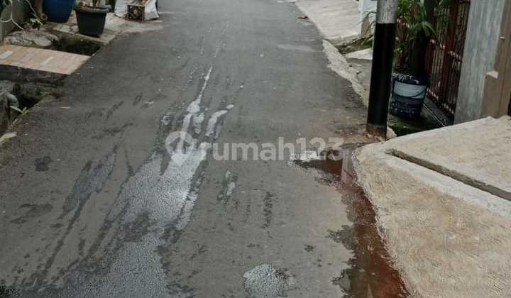 Kost on Latumeten Street, Grogol, West Jakarta. Land area 4x14, 4 floors, total 23 bedrooms (all en-suite). AC 1/2 PK, token electricity 900w, CCTV, bed, groundwater, SHM. 2