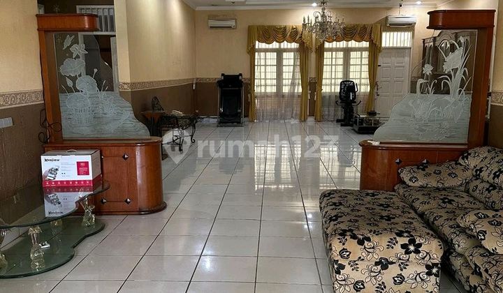 Cipete Cilandak Jl. Cemara Jakarta Selatan Jual Cepat Luas Tanah : 385 M2 Luas Bangunan : 350 M2 2 Lantai 16.3X26m Certificate SHM 5+2Kamar Tidur 4+1Kamar Mandi1 Gudang, 1 Ruang Setrika Garasi 2, Carport 2 Listrik : 6600 Hadap : Utara Lokasi Strategis Dek