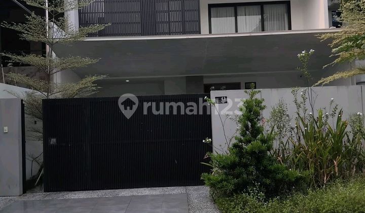 Pantai Indah Kapuk Luxury House, Elang Laut Cluster, North Jakarta. Size: 10X30. Land Area: 300m². Building Area: 450m². Bedrooms: 4+2. Bathrooms: 6. Freehold Title (SHM). Swimming Pool. Fully Furnished. Marble Flooring. Floors: 2 1/2. Orientation: South. Note: Each bedroom has its own toilet. 1