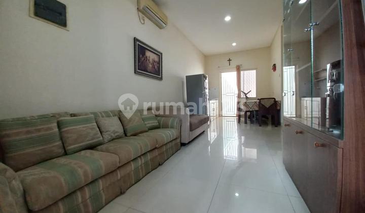 Puri Mansion Edinburgh Jakarta Barat 6x15=90m² -luas Bangunan =140m²-hadap=barat-2lantai-kamar Tidur=3+1 -kamar Mandi=3 -listri =2200w -shm -ac 3 Unit-furnished