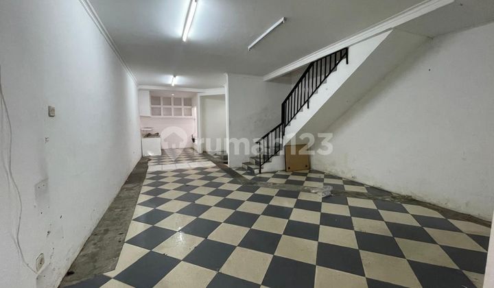 Shop House in Muara Karang Raya, North Jakarta
Land Area 150 m² 5x30 m²
Building Area 250 m² 5x25 m² 2 Floors Electricity 6600 Kwh Water Supply