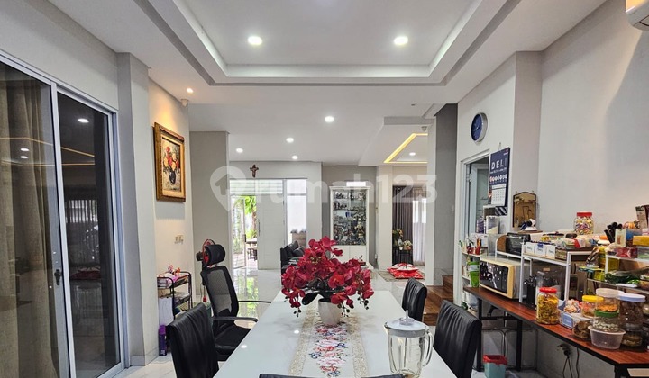 Green Lake City Cluster Amerika Latin Boulevard Jakarta Barat Lua Tanah : 180m² (10 X 18) L. Bangunan : 300m² : 2.5 Lantai K. Tidur : 4+1 K. Mandi : 3+1 Listrik : 7.700 Watt Air : Wtp Carport : 2 Mobil Hadap : Selatan Surat : Shm