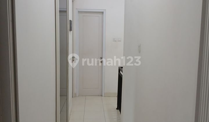 Rumah Hoek Semanan Jakarta Barat- (10.74x15m²) - Luas Tanah : 161 M²- Kamar Tidur : 3+1- Kamar Mandi : 2+1- 2 Lantai- Ruang Tamu- Dapur- Carport- Garasi- Balcony - Listrik : 11.000va - Air : Pam Dan Tanah- Sertf : Hgb- Semi Furnish 2