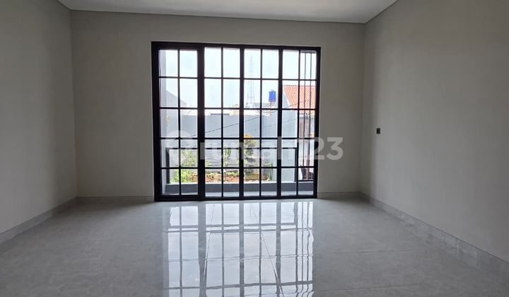 Kav. Dki Meruya Jakarta Barat Jumlah Lantai : 2 Luas Tanah : 100 M² (5X20) Luas Bangunan : ±140 M² Kamar Tidur : 4+1 Kamar Mandi : 3+1 Listrik : 3500Watt Carport : 2 Mobil Hadap Selatan Lantai : Granit Motif Include :- Smarthome Doorlock- Instalasi Ac, Wh 2