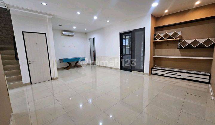 Disewakan Rumah Casa Jardin Daan Mogot Jakarta Barat Ukuran : 8 X 18 Meter Luas Tanah : 144 M² Luas Bangunan : ± 200 M² 2 Lantai Kamar Tidur : 4 Kamar Mandi: 3 Semi Furnish ( Ac, Kitchen Set, Dan Lemari Baju ) Hadap : Utaraair : Pam Listrik : 7700 Watt Ca 1