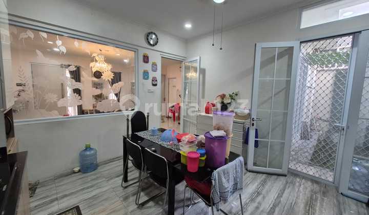 Gading Serpong 2-story house with 5 bedrooms + 2 bathrooms, 1 storage room, 5,500 watt power, North Water Supply, semi-furnished, attached SHM certificate. 2