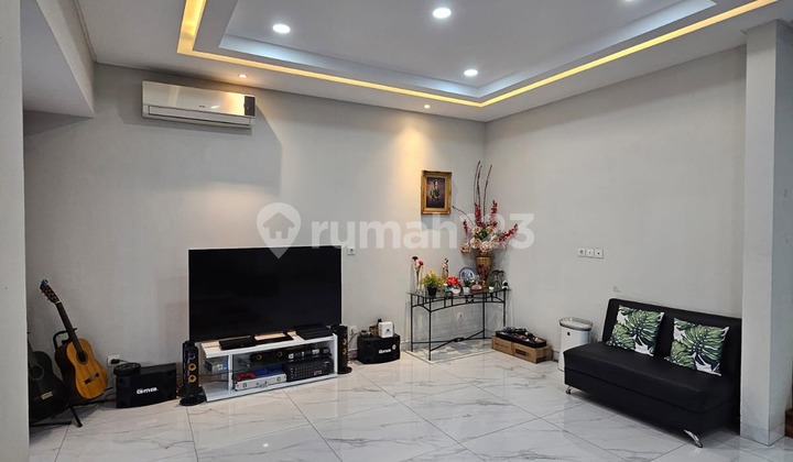 Green Lake City Cluster Amerika Latin Boulevard Jakarta Barat Lua Tanah : 180m² (10 X 18) L. Bangunan : 300m² : 2.5 Lantai K. Tidur : 4+1 K. Mandi : 3+1 Listrik : 7.700 Watt Air : Wtp Carport : 2 Mobil Hadap : Selatan Surat : Shm 2