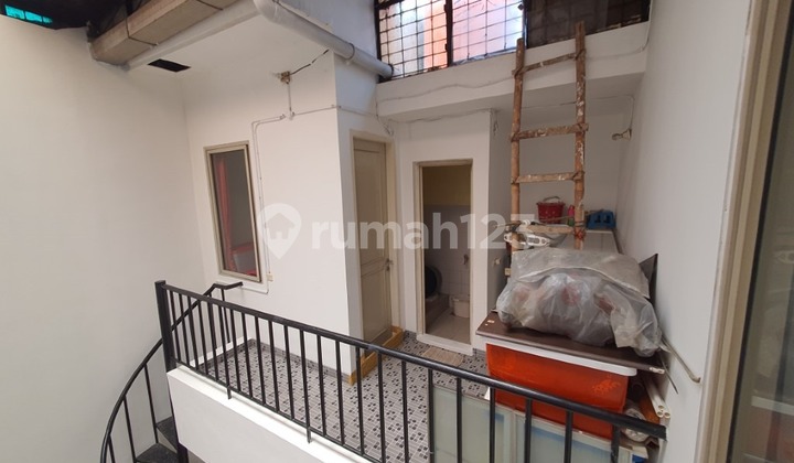 Permata Puri Media, West Jakarta, 8X18m² Land Area: 144 m² - Building Area: 135 m² - 2 Floors - SHM - Bedrooms: 3+1 - Bathrooms: 3+1 2