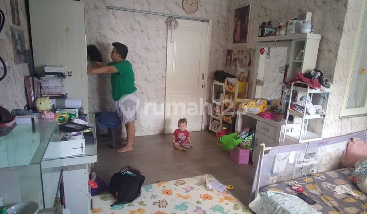 Rumah Metro Permata 1 Ukuran : 5x11 I: 2 Lantai Kamar Tidur : 2 Kamar Mandi : 2 Serti : Shm Hadap : Selatan Listrik : 3500 Air : Tanah Note :- Perabotan Yg Menempel Ditinggal- Akses Tol Mudah (jkrt - Tangerang) - Puri Indah Mall 15mnt- Lippo Mall Puri 15m 2