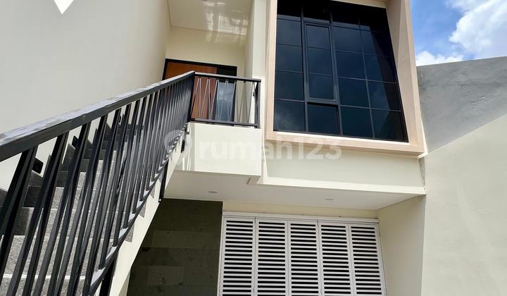 Tomang Rumah Baru Jakarta Barat Shm Luas Tanah: 90m2 (5x18) Luas Bangunan: ±195m2 (3 Lantai) Kamar Tidur: 3+2 Kamar Mandi: 3+1 Listrik: 4400va Air: Pam Garasi: 2 Mobil Hadap Barat Daya Jalan 2 Mobil 2