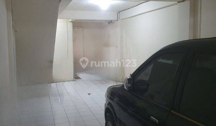 Rumah 
jl Keamanan, Blakang Mall Paragon
gajah Mada 
jakarta Pusat
4x16=4lantai
kamar Tidur=2
kamar Mandi=3
pln= 3.500
air Pam
hgb
 2