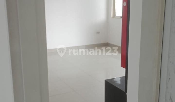 Golf Lake Cluster, Atlantic City, Cengkareng, West Jakarta. Land area 200 m² (10x20), building area 300 m². 2-story building with 4+1 bedrooms, 4+1 bathrooms. Electricity 4,400 watts, facing north. Price 6.5 billion negotiable, final price 5.5 billion net. 2