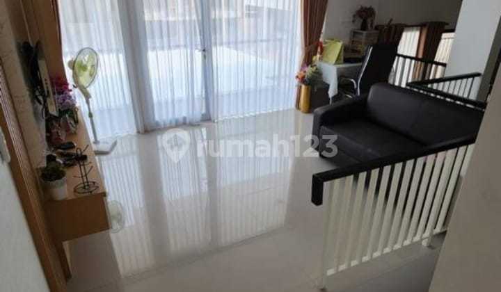 Rumah Mewah Citra 8, Full Renov, Full Furnished Jakarta Barat Luas Tanah: 120 M2 (8x15) Luas Bangunan: 200 M2 3 Lantai Kamar Tidur: 4+1 Kamar Mandi: 3+1 Ppjb Kaca Skylight, Lampu Led Hadap Selatan Full Renov Listrik 11,000 W Full Furnished: Ac 6 Unit Daik 2