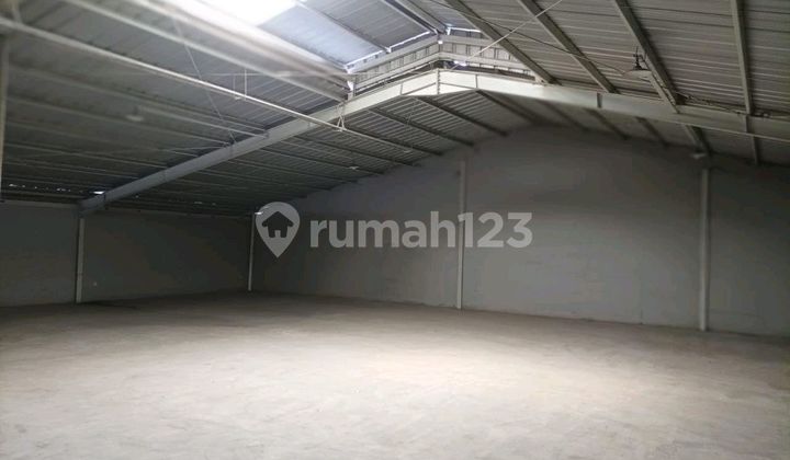 Warehouse in Cipondoh DPR, Tangerang, 100% Flood-Free. Land Area 20M x 40M, Total 800 Square Meters. 2 Floors, Full Building Area 1400M - 1450M, Electricity 35000 Watts, Cargo Lift Available, Office Included.