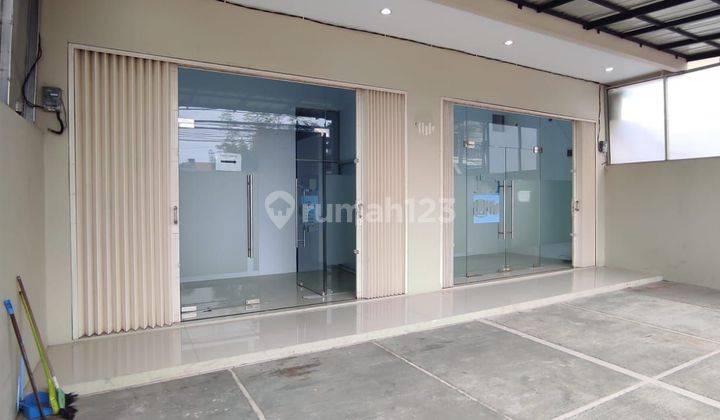 RUKO di H. Salim Radio Dalam Jakarta Selatan 
- SHM
- Luas Tanah 130 m²
- Luas bangunan 52 m² (4 x 13)
- Kamar Mandi 2
- Carport 2 mobil
- Menghadap Selatan
- Lantai 2.5
- Listrik 2200 
- Jetpump

 2