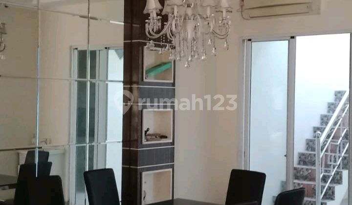 Golf Lake Cengkareng Jakarta Barat- 8X20-Luas Tanah : 160M²-Luas Bangunan: 250M²- 2 Lantai -Shm-Kamar Tidur : 4+1-Kamar Mandi : 3+1-Hadap : Timur-Listrik : 5500W-Air : Pam- Include :-Ac-Meja Makan