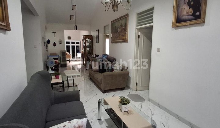 Metland Puri West Jakarta- Land Area 8x20m²=160M2- Building Area: 100M2- 2 Floors (Not Full)- Bedrooms: 3- Bathrooms: 3- Certificate: SHM- 4400 Watt- Water: PDAM Furniture Left Behind:*2 Single Beds*2 Wardrobes*1 Set of Sofa*1 S