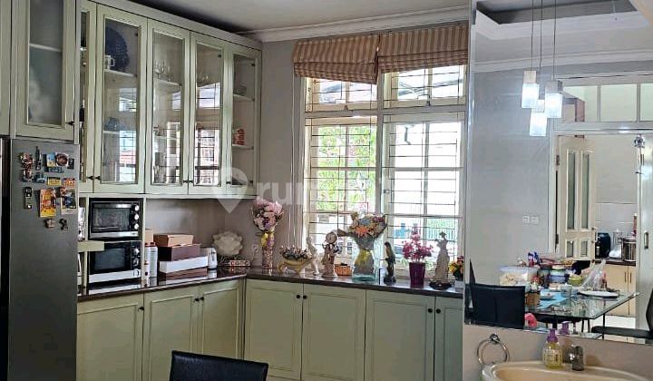 Puri Indah Jakarta Barat- Luas Tanah 15X20m²=300M2-Luas Bangunan : 420M²-Shm-Utara Barat-Kamar Tidur: 4+1-Kamar Mandi : 4+1-Ruang Kerja-Listrik : 7700W-Ac : 10 Unit-Water Heater : 2-Jet Pump : 1-Air : Pam+Tanah