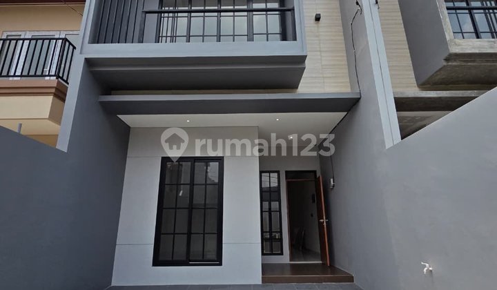 Plot DKI Meruya, West Jakarta. Number of Floors: 2. Land Area: 100 m² (5x20). Building Area: Approximately 140 m². Bedrooms: 4+1. Bathrooms: 3+1. Electricity: 3500 Watt. Carport: 2 cars. Orientation: South. Flooring: Granite Pattern. Includes: - Smart Home Door Lock - AC and Water Heater Installation