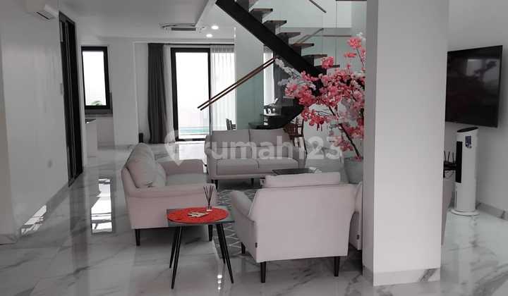 Pantai Indah Kapuk Luxury House, Elang Laut Cluster, North Jakarta. Size: 10X30. Land Area: 300m². Building Area: 450m². Bedrooms: 4+2. Bathrooms: 6. Freehold Title (SHM). Swimming Pool. Fully Furnished. Marble Flooring. Floors: 2 1/2. Orientation: South. Note: Each bedroom has its own toilet. 2