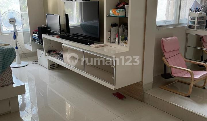 Rumah Casa Jardin Jakarta Barat- 14X15m²-Luas Tanah : 210M²-Luas Bangunan : 215M²-3 Lantai- Certificate SHM -Kamar Tidur : 5+1 -Kamar Mandi : 4+1 -Barat -Daya : 5500Va -Air : Pam Include :Perabotan Yg Nempel