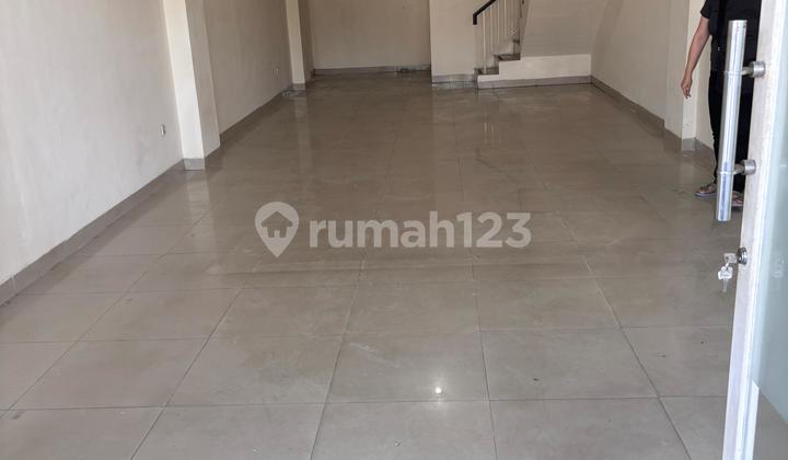 Ruko Green Lake City Jakarta Barat Uk : 4,5 X 15M² Luas Bangunan : 236M² 3,5 Lantai Kamar Mandi : 3 Daya : 11000W Hadap : Timur HGB Air : Wtp