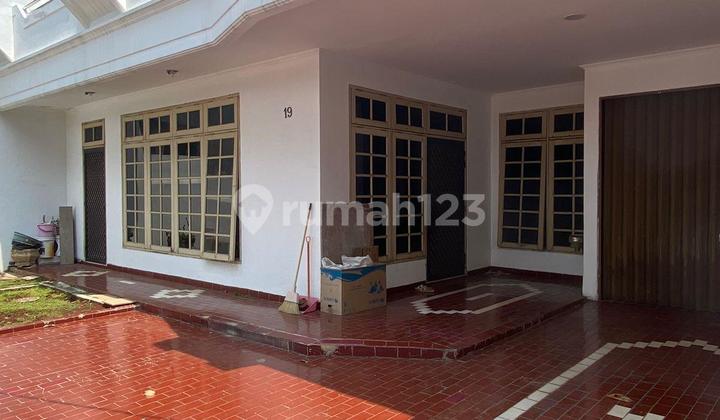 Muara Karang House, North Jakarta, 12x25, 2 floors, 4+1 bedrooms, 3+1 bathrooms, furnished, SHM, roadside, wide road fits 3 cars, facing garden, 2 carports 2