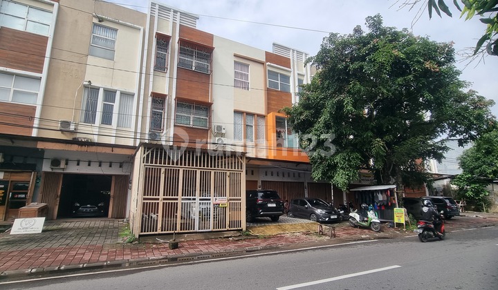 A single unit shop-house on Andi Tonro Street, Makassar. 2