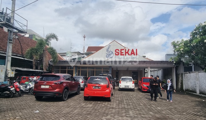 Restaurant building in downtown Makassar