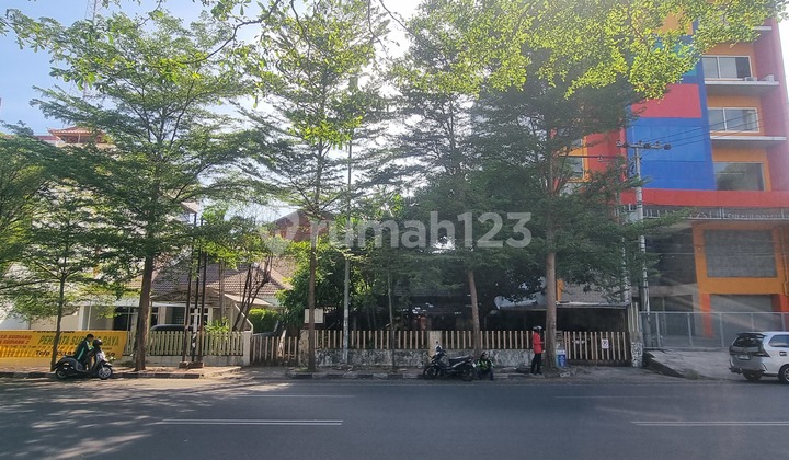 House on Ratulangi Street in Makassar is suitable for a cafe / restaurant.