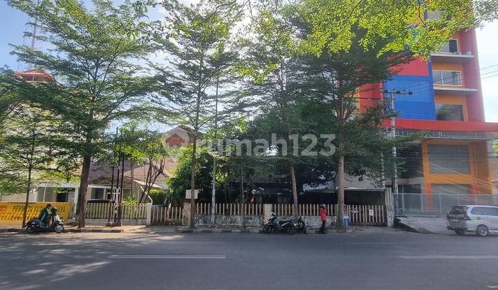 A single-story house on Jl. Ratulangi, suitable for a cafe or restaurant.