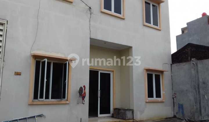 Dijual/Disewa Gudang dan Kantor 2 Lantai di Cipondoh, Parkiran Luas