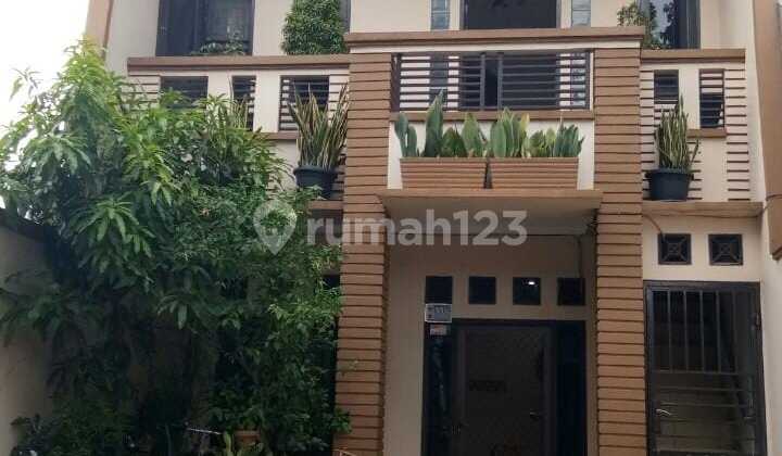 Dijual 3 Lt Rumah Kos Sudah Berjalan, Lokasi Strategis di Grogol