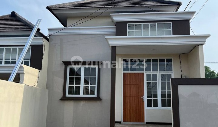 Nice House with SHM, Suitable for Business on the Asphalt Road Axis, Wonokoyo, Malang City. Nice House with SHM, Suitable for Business on the Asphalt Road Axis, Wonokoyo, Malang City.