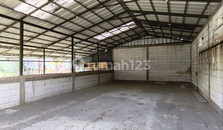 Warehouse for Rent in Cisaranten: Can Accommodate 40-Foot Containers, Spacious Parking
