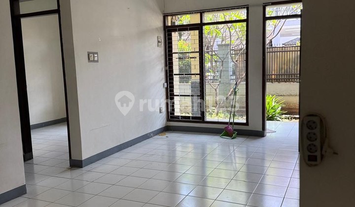 Clean TKI 2 Horse Statue House for Families