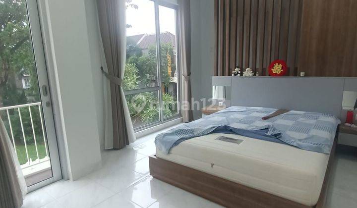 RUMAH 2 LANTAI SIAP HUNI FULL FURNISHED COCOK UTK PASUTRI/MAHASISWA DI CLUSTER PARAMOUNT LAND 1