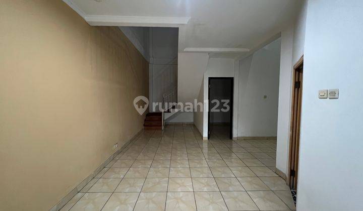 ruang tamu rumah 2 lantai siap huni