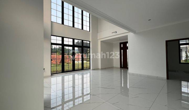 ruang tamu rumah 3 lantai mewah hoek