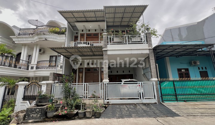 Rumah 2 Lantai di Harapan Indah Depan Taman Siap Huni Lokasi Strategis