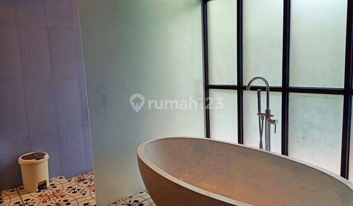 FOR SALE VILLA WITH PRIVATE POOL BERLOKASI DI PERERENAN 2
