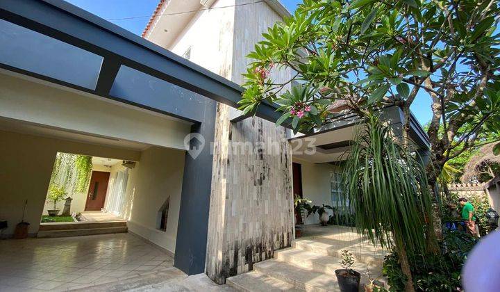 FOR SALE RUMAH LUAS SEMI FURNISHED BERLOKASI DEKAT RENON 3