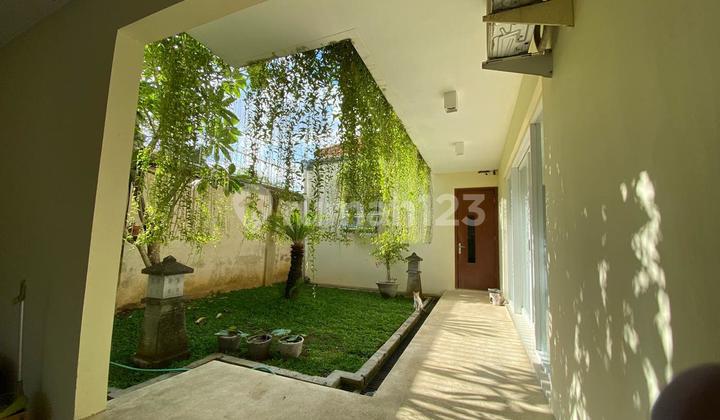 FOR SALE RUMAH LUAS SEMI FURNISHED BERLOKASI DEKAT RENON 5