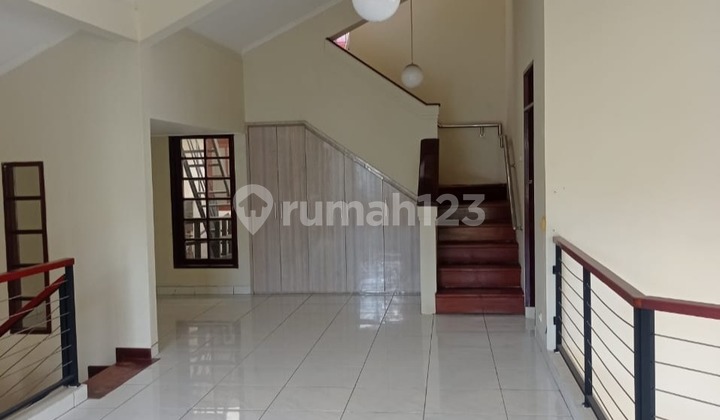 Rumah Asri 2 Lantai di Perumahan Budisari