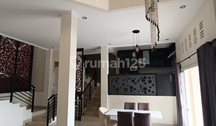 Rumah Villa Bagus 2,5 Lantai di Padasuka