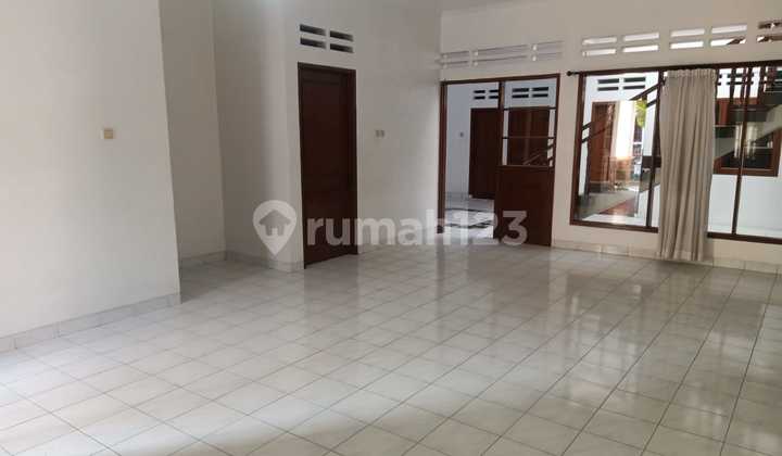 Rumah Terawat 1,5 Lantai di Pondok Hijau