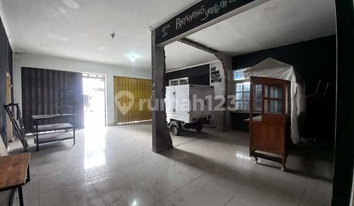 Ruang Usaha Daerah Ramai dan Padat di TKI Taman Kopo Indah 1